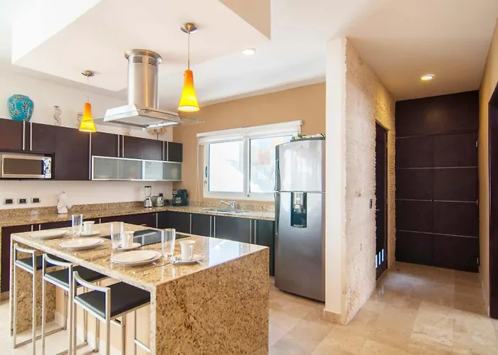 Exceptional Location Near Beach, Pool-view Balcony Сasa de vacaciones