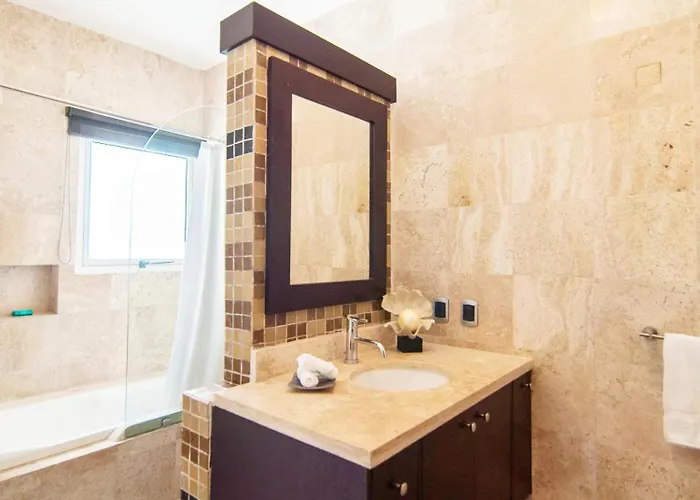 Exceptional Location Near Beach, Pool-view Balcony Сasa de vacaciones *